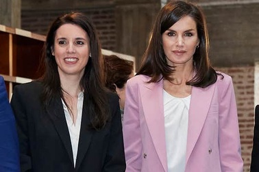 Hôn má bộ trưởng mắc Covid-19, Hoàng hậu Tây Ban Nha phải xét nghiệm