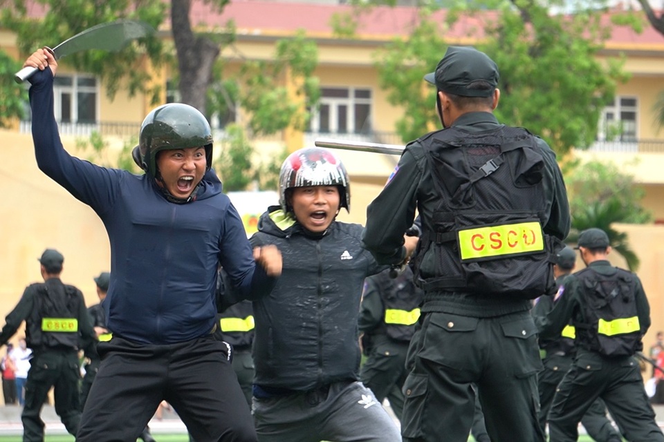 Cảnh sát chống bạo động dùng khiên biểu diễn đấu đối kháng - 10 Cảnh sát chống bạo động dùng khiên biểu diễn đấu đối kháng - 10