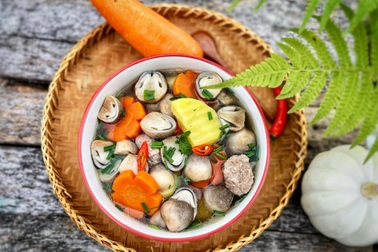 Canh mọc nấm rơm nóng hổi cho bữa cơm gia đình