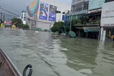 Tới Huế đúng dịp mưa lũ dâng cao, khách tưởng đi giữa miền Tây mùa nước nổi