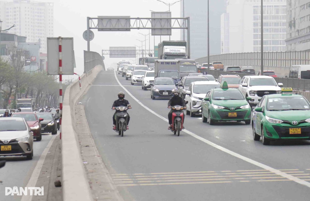 Vội đi coi thi, nữ giáo viên phóng xe máy lên đường Vành đai 3 - 2 Vội đi coi thi, nữ giáo viên phóng xe máy lên đường Vành đai 3 - 2