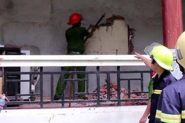 Đập tường chữa cháy quán bar trong khách sạn