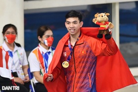 Giành 5 HCV SEA Games 31, Huy Hoàng được vinh danh ở quê nhà