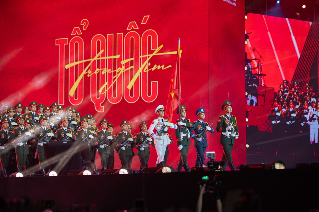 NSND Lê Chức gây sốt với giọng đọc vàng trong concert có 50.000 khán giả - 1 NSND Lê Chức gây sốt với giọng đọc vàng trong concert có 50.000 khán giả - 1