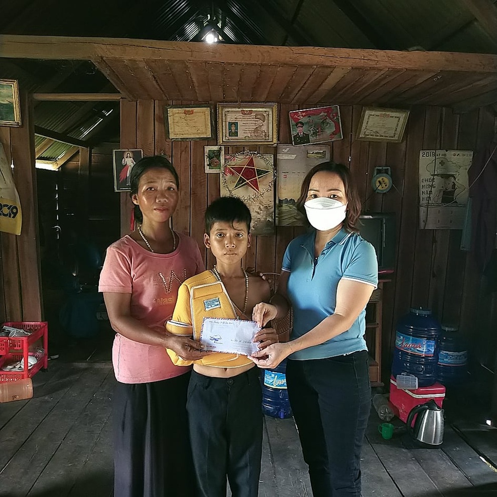 Cô giáo vùng cao miệt mài gánh chữ được vinh danh - 2 Cô giáo vùng cao miệt mài gánh chữ được vinh danh - 2