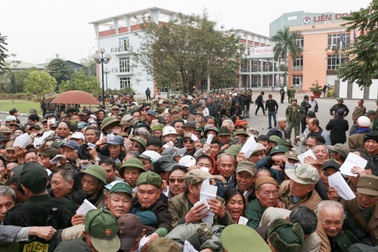 Người hâm mộ chen lấn xô đẩy để đăng ký mua vé theo diện đặc cách