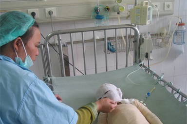 Gần 30 triệu đồng đến với bé 3 tuổi bị bỏng toàn thân