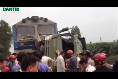 Xe tải bị tàu đâm mắc kẹt trên cầu đường sắt