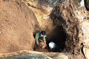 Cận cảnh khu vực người dân đào bới tìm đá quý ở Lục Yên, Yên Bái