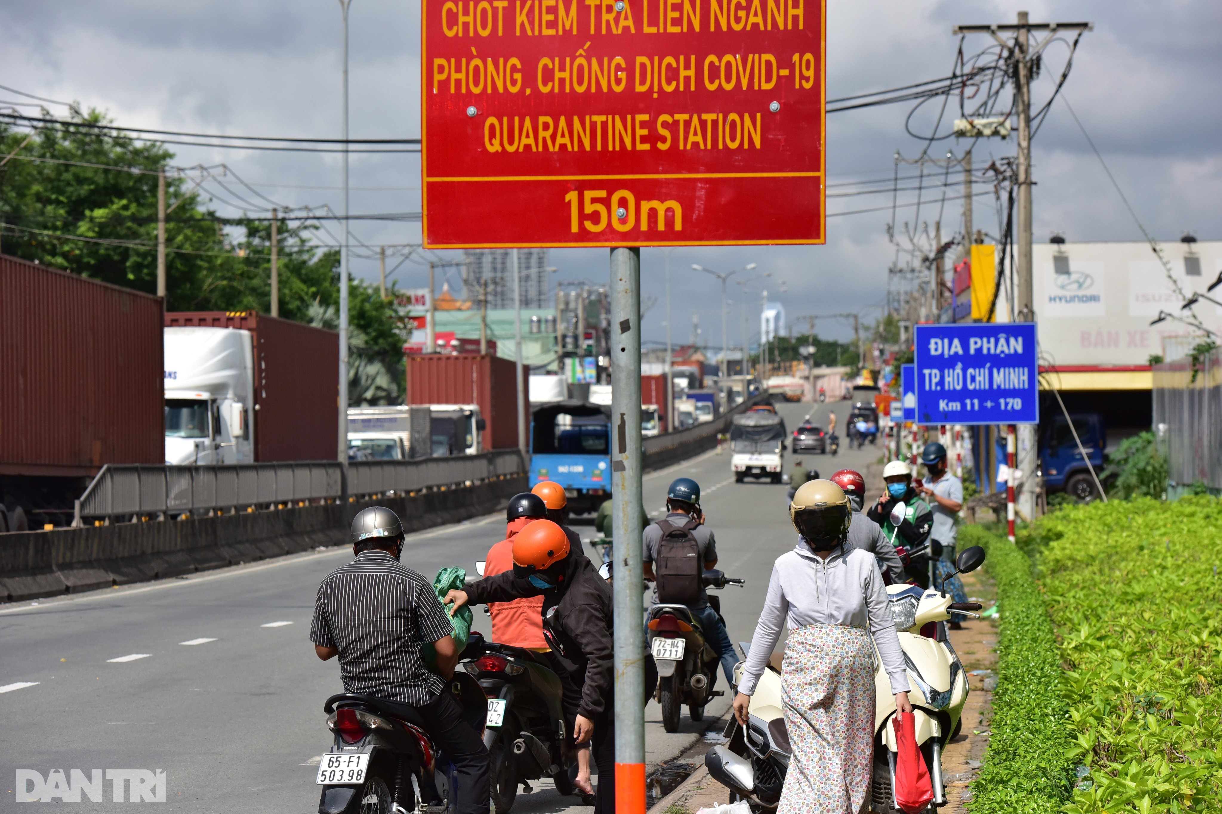 TPHCM: Kẹt xe nhiều kilomet ở cửa ngõ phía Đông ngày đầu giãn cách xã hội - 12 TPHCM: Kẹt xe nhiều kilomet ở cửa ngõ phía Đông ngày đầu giãn cách xã hội - 12