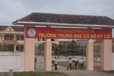 Vận động học sinh tới trường: Thầy cô bị tưới nước cá, đánh tóe máu