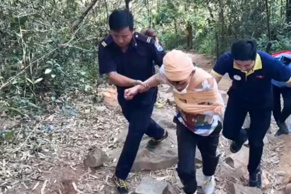 Nam du khách té gãy xương đòn khi leo núi Bà Đen ở Tây Ninh - 1