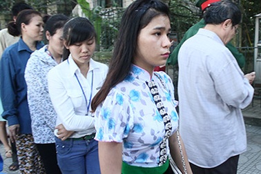 Bạn trẻ dâng hoa viếng Đại tướng Võ Nguyên Giáp