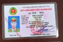 Bắt 4 đối tượng làm giả chứng minh công an nhân dân