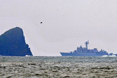 Triều Tiên nã pháo gần tàu chiến Hàn Quốc