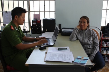 Người phụ nữ lái ô tô đâm vào xe lực lượng chức năng đã ra trình diện