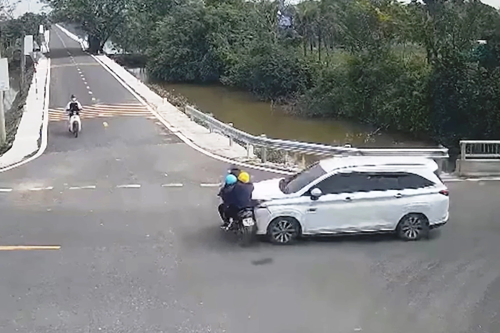 Nam Định: Ô tô va chạm với xe máy, 3 người thương vong - 1 Nam Định: Ô tô va chạm với xe máy, 3 người thương vong - 1