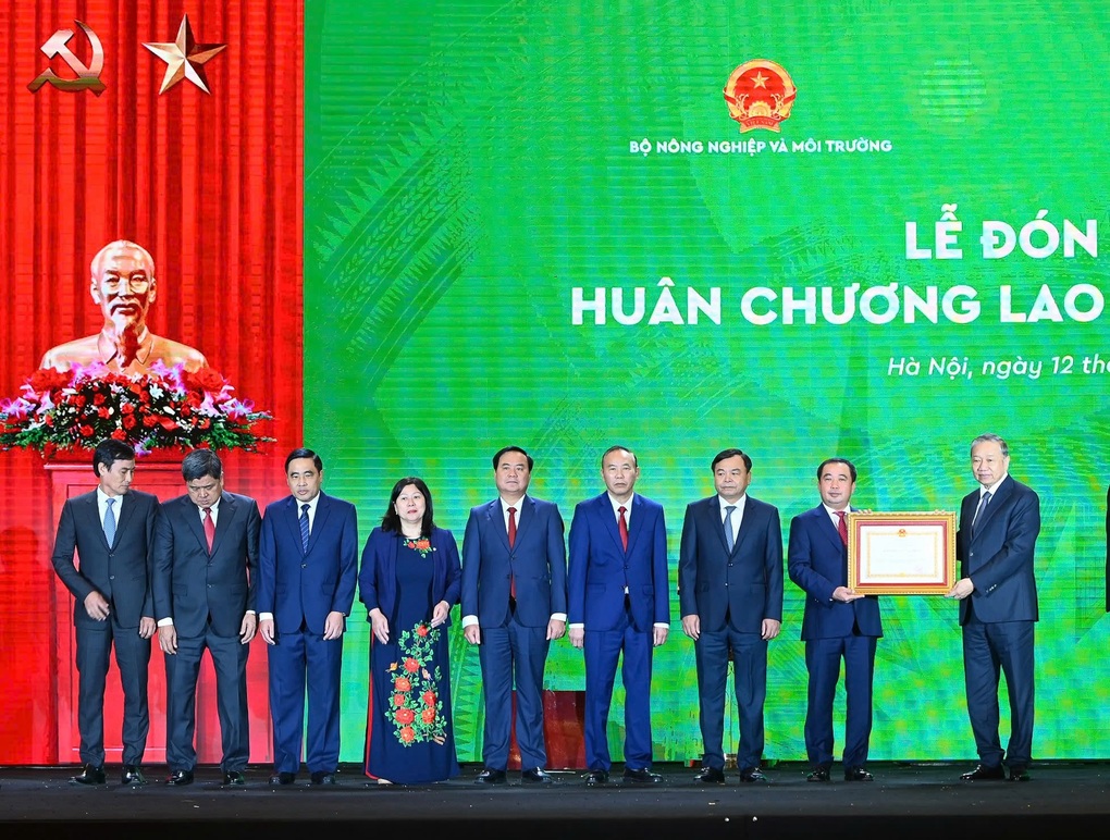 Tổng Bí thư Tô Lâm trao Huân chương Lao động hạng Nhất cho Bộ NNMT - 2
