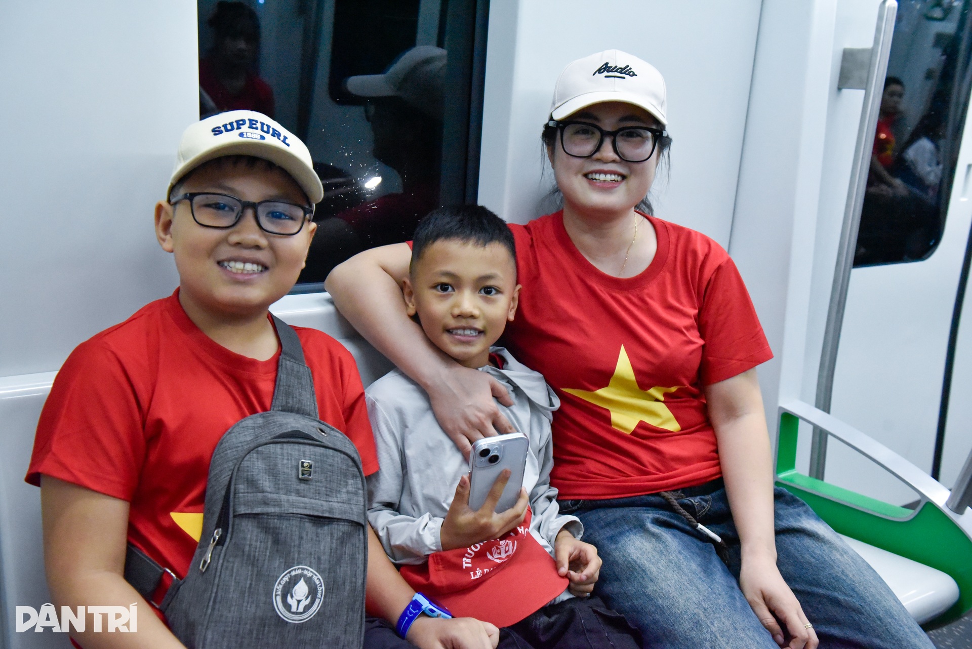 Hà Nội: Xuyên đêm nối những nhịp tàu rạo rực tình yêu đất nước - 11 Hà Nội: Xuyên đêm nối những nhịp tàu rạo rực tình yêu đất nước - 11