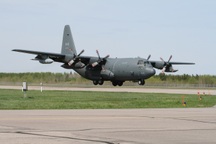 Canada cử thêm máy bay vận tải chuyên chở vũ khí cho Ukraine