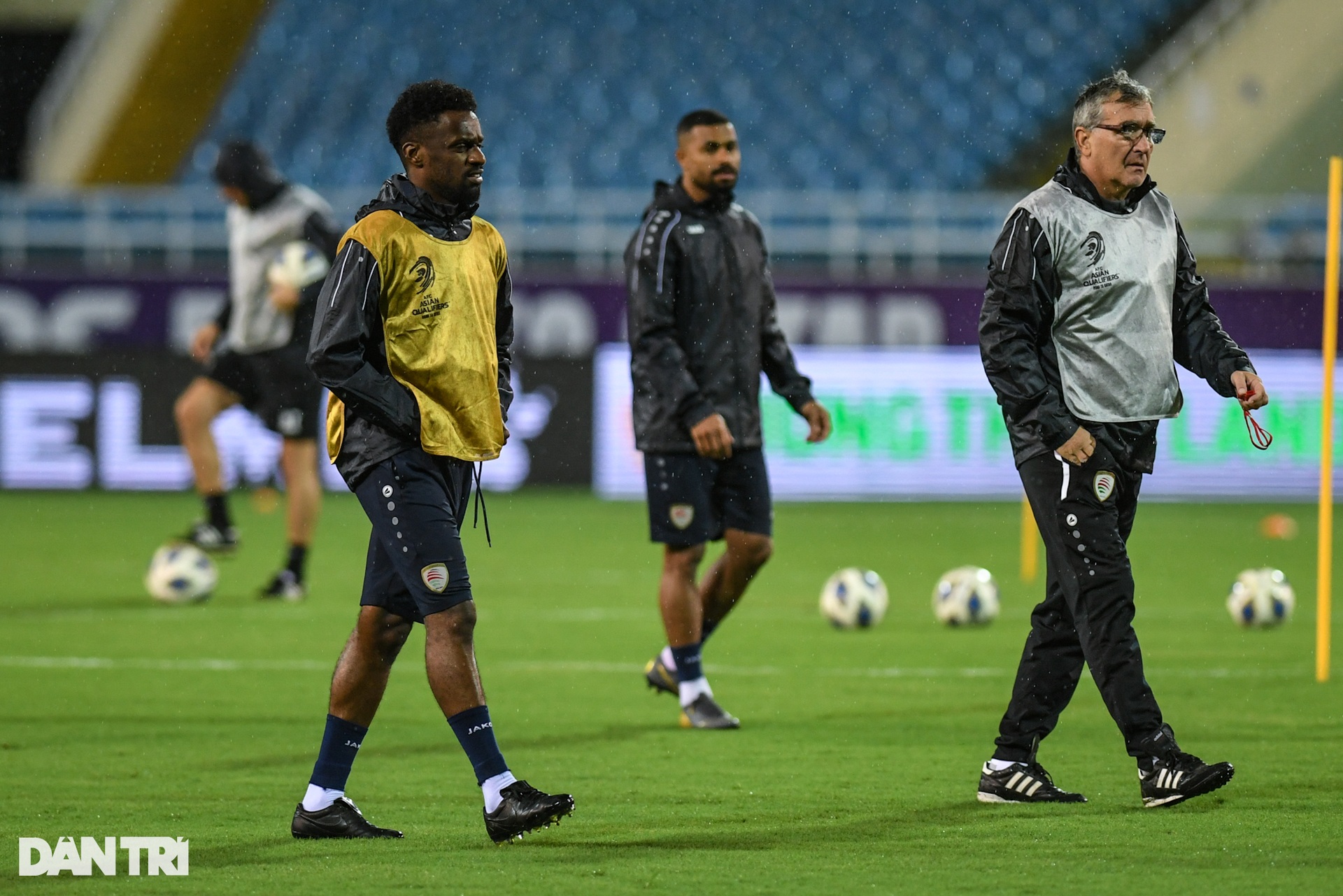 Cầu thủ Oman phô diễn kỹ thuật trong buổi luyện công dưới mưa tại Mỹ Đình - 6