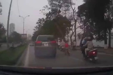 Trẻ em tự đạp xe ra phố - Cha mẹ đừng chủ quan