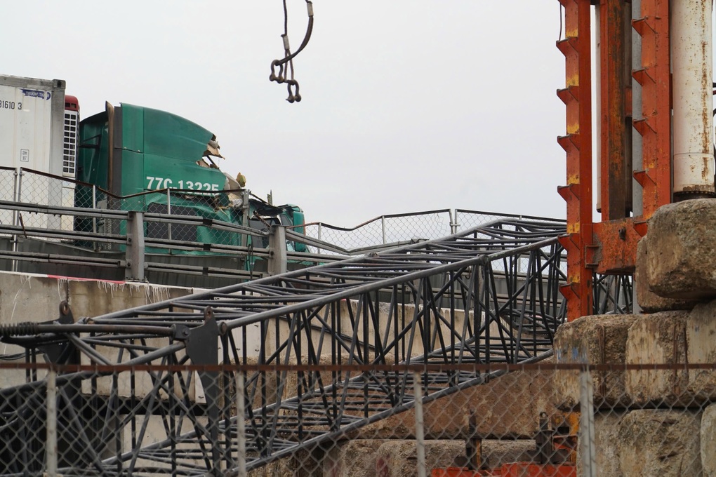 Cần cẩu sập đè ô tô ở TPHCM, đơn vị thi công bồi thường gần 400 triệu đồng - 1 Cần cẩu sập đè ô tô ở TPHCM, đơn vị thi công bồi thường gần 400 triệu đồng - 1