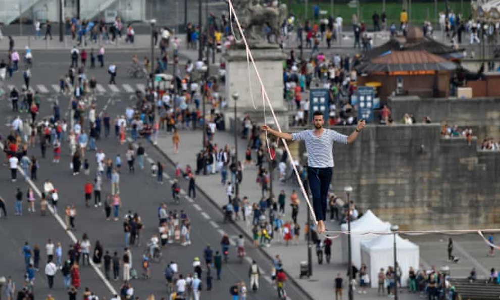 Thót tim màn đi trên dây từ tháp Eiffel qua sông Seine ở Pháp - 3 Thót tim màn đi trên dây từ tháp Eiffel qua sông Seine ở Pháp - 3