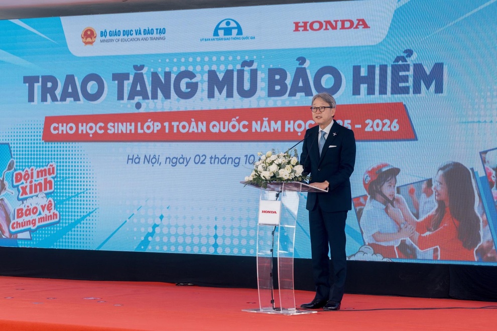 Honda Việt Nam trao 1,8 triệu mũ bảo hiểm cho học sinh lớp một trên toàn quốc Honda Việt Nam trao 1,8 triệu mũ bảo hiểm cho học sinh lớp một trên toàn quốc