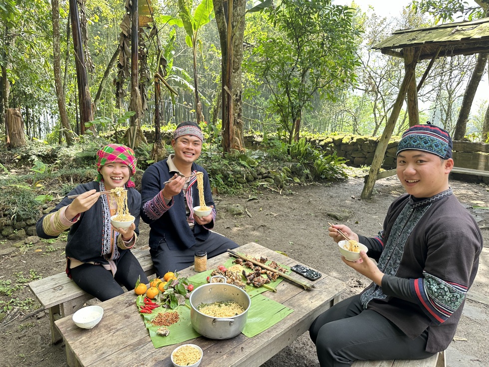 Anh em người Dao đổi đời nhờ loài cá quý tộc, livestream chốt đơn nửa tỷ - 1 Anh em người Dao đổi đời nhờ loài cá quý tộc, livestream chốt đơn nửa tỷ - 1