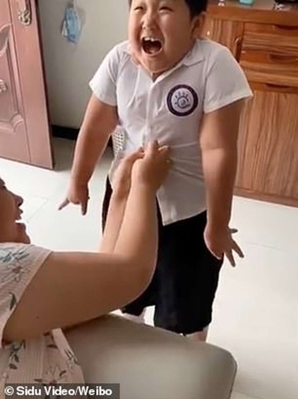 Bật cười hình ảnh cậu bé ních không vừa đồng phục sau mùa Covid-19 - 2 Bật cười hình ảnh cậu bé ních không vừa đồng phục sau mùa Covid-19 - 2