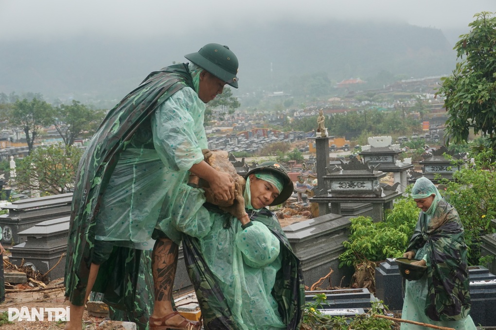 Đội mưa lật đá tìm từng ngôi mộ bị vùi lấp tại Đà Nẵng - 3 Đội mưa lật đá tìm từng ngôi mộ bị vùi lấp tại Đà Nẵng - 3