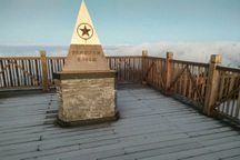 Đỉnh Fansipan xuất hiện băng giá