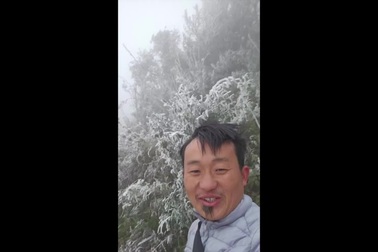 Băng giá xuất hiện trên đỉnh núi La Pán Tẩn