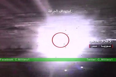 Xe ủi đất nát vụn trước đòn đánh của tên lửa Nga