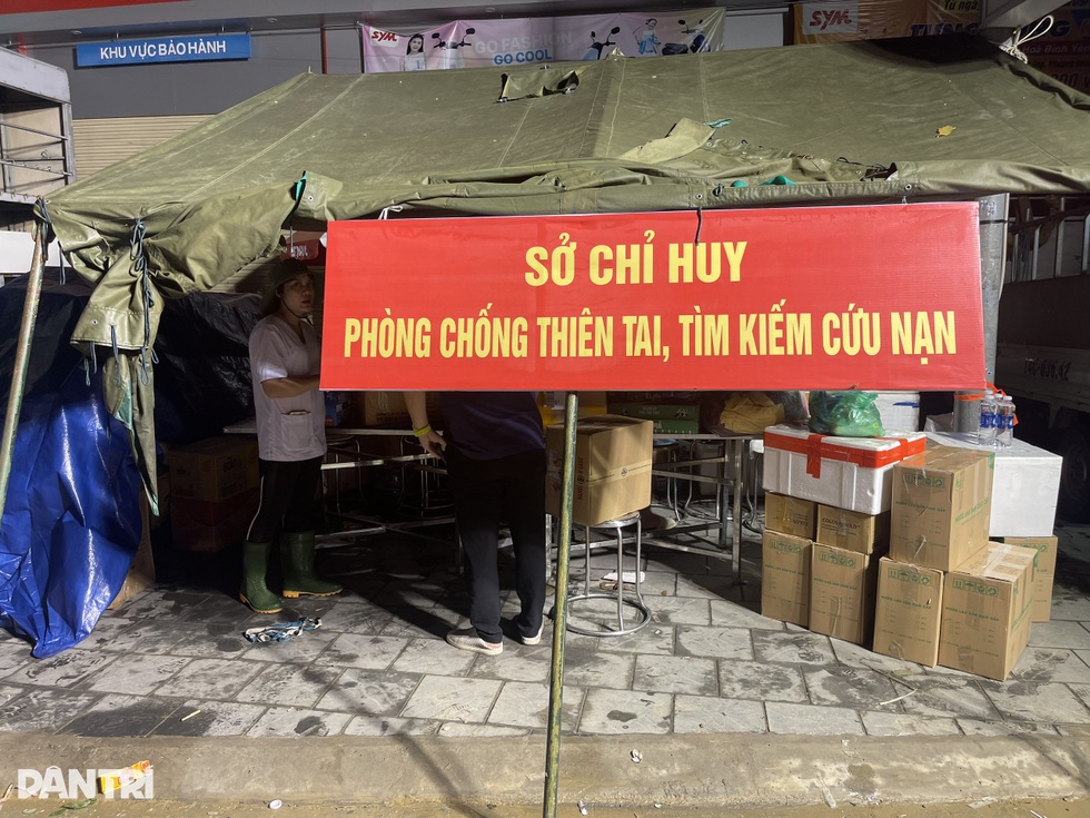 Lập sở chỉ huy, xuyên đêm tiếp tế lương thực vùng rốn lũ TP Yên Bái - 1 Lập sở chỉ huy, xuyên đêm tiếp tế lương thực vùng rốn lũ TP Yên Bái - 1