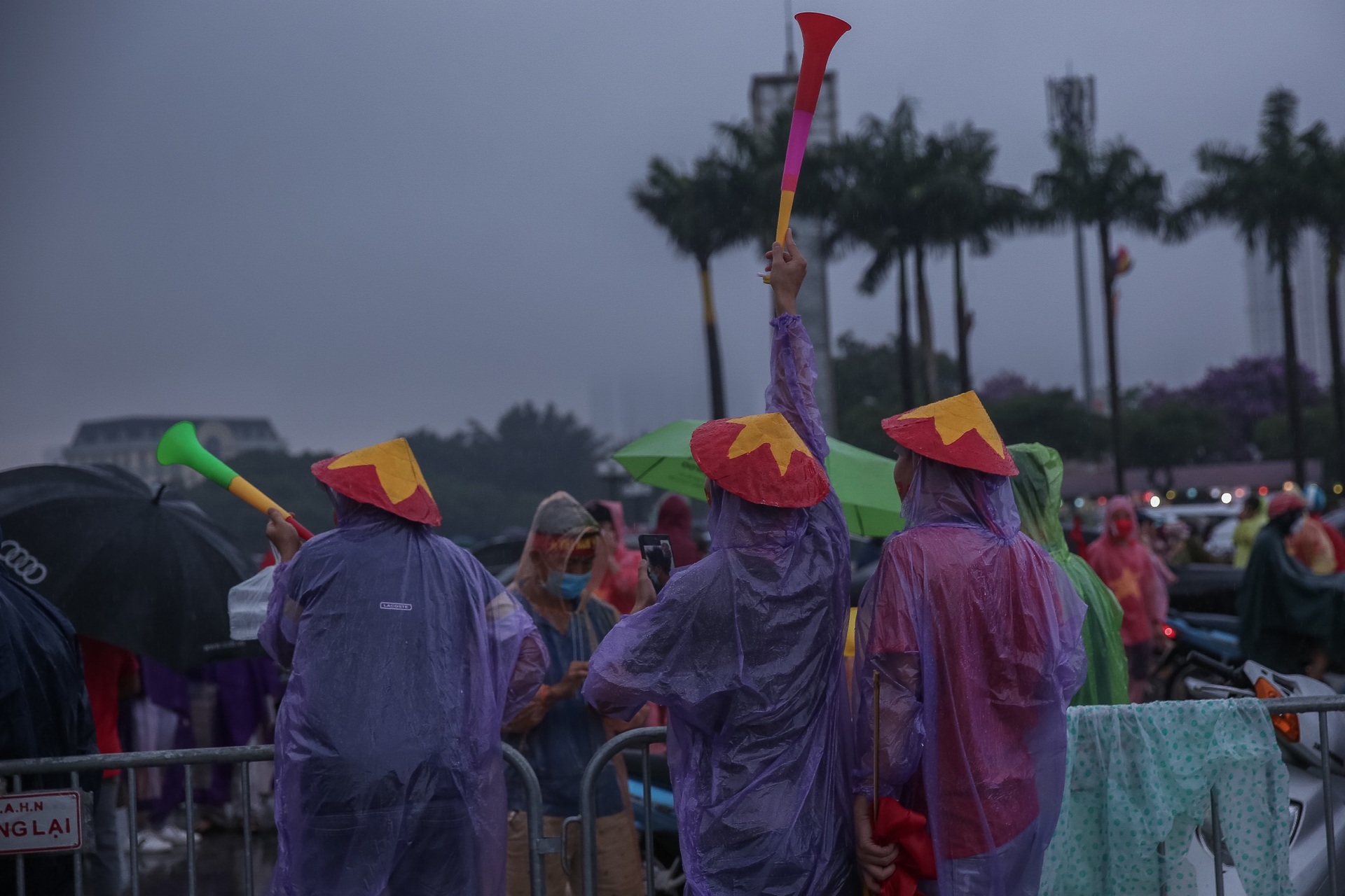 Người hâm mộ đội mưa múa lân, bưng mâm lễ hết mình cổ vũ tuyển U23 Việt Nam - 8