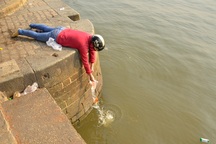 Đủ kiểu thả cá chép trong ngày đưa ông Táo về trời