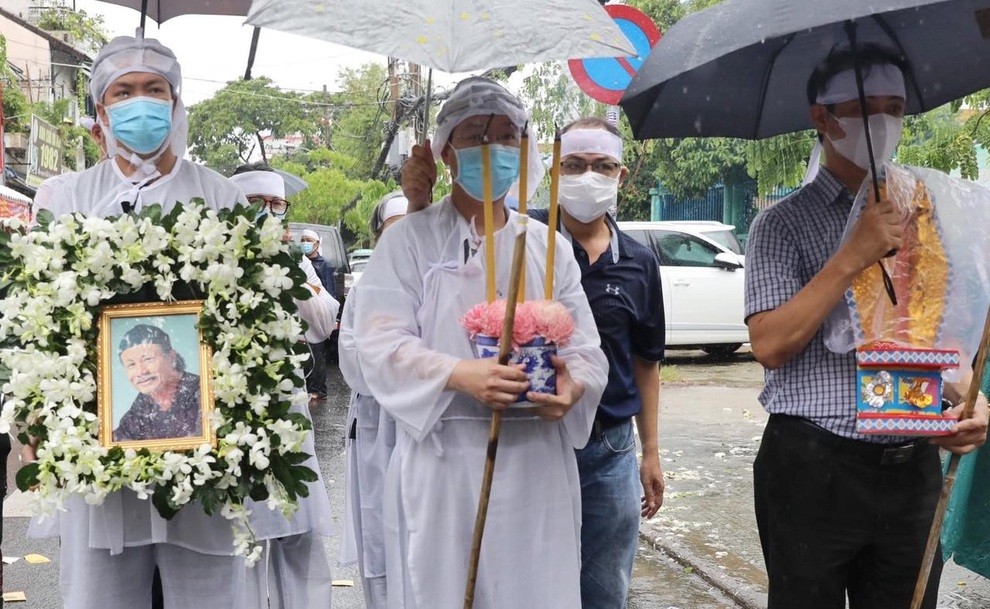 Gia đình, đồng nghiệp đội mưa đưa tiễn đạo diễn Lê Cung Bắc - 10 Gia đình, đồng nghiệp đội mưa đưa tiễn đạo diễn Lê Cung Bắc - 10