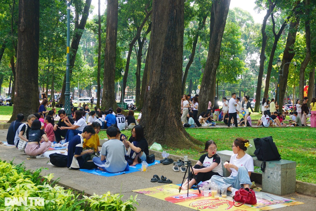 Nghỉ lễ, người dân TPHCM trải bạt kín công viên từ 6h sáng để uống cà phê - 1 Nghỉ lễ, người dân TPHCM trải bạt kín công viên từ 6h sáng để uống cà phê - 1