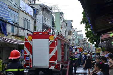 Cháy nhà giờ tan tầm, giao thông kẹt cứng