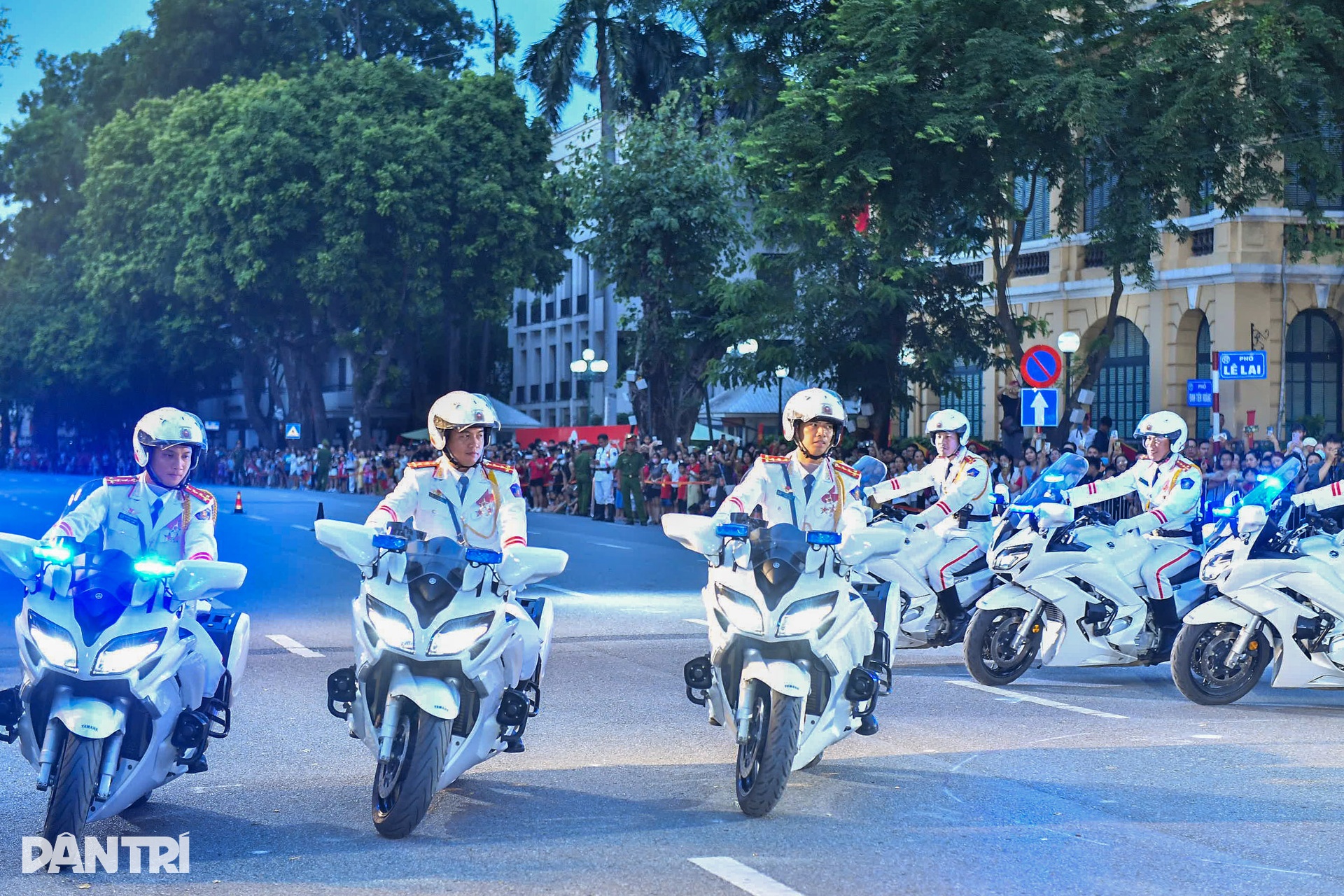 Cảnh vệ trình diễn kỹ năng điều khiển mô tô tại bờ hồ Hoàn Kiếm - 3 Cảnh vệ trình diễn kỹ năng điều khiển mô tô tại bờ hồ Hoàn Kiếm - 3