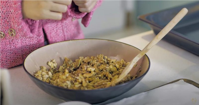 Châu Bùi chế biến granola làm quà Giáng sinh tặng &quot;ai đó&quot;, cư dân mạng đồng loạt &quot;triệu hồi&quot; Binz - Ảnh 3.