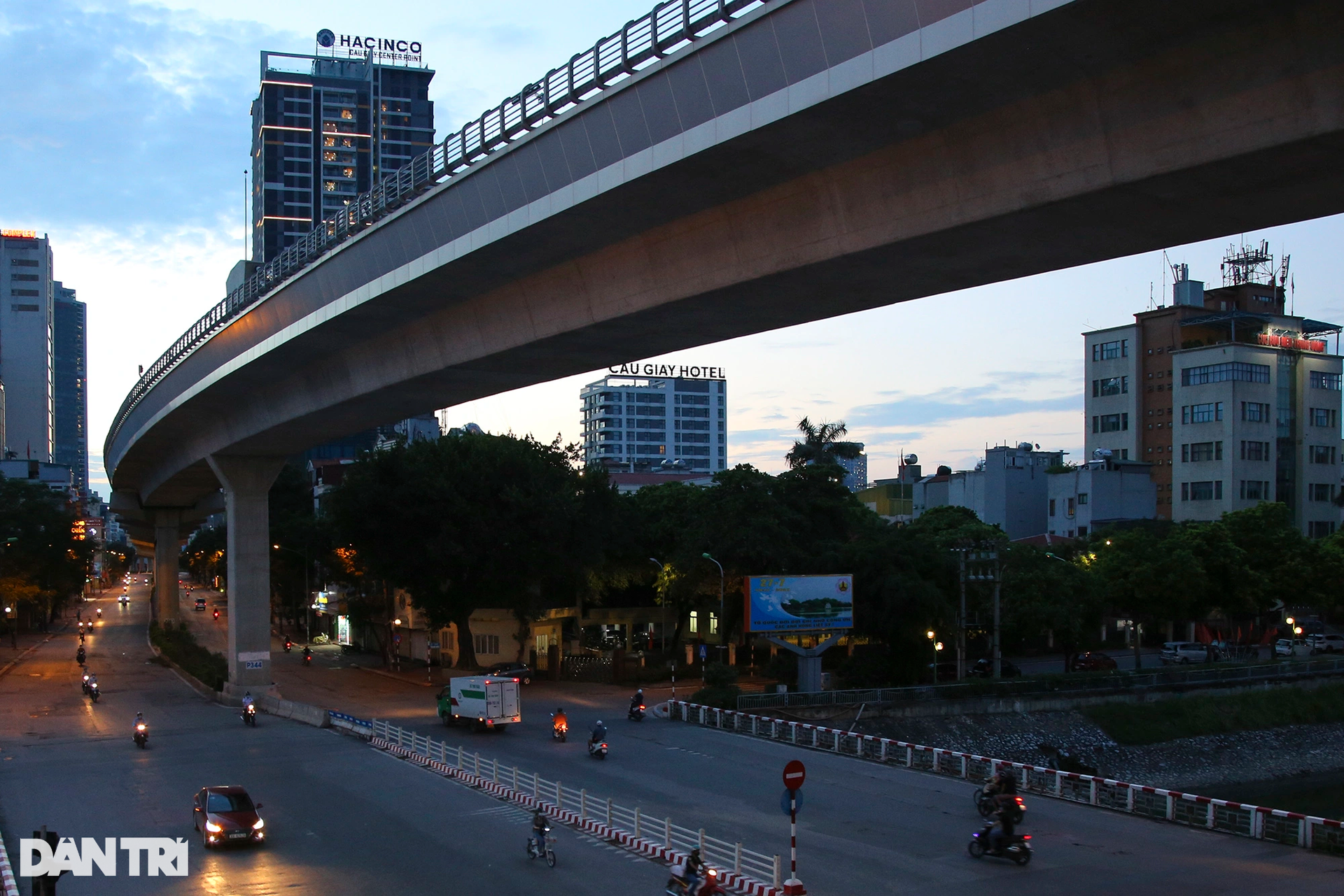 Vẻ đẹp bất ngờ từ những đường cong mềm mại trong giao thông ở Hà Nội - 15 Vẻ đẹp bất ngờ từ những đường cong mềm mại trong giao thông ở Hà Nội - 15