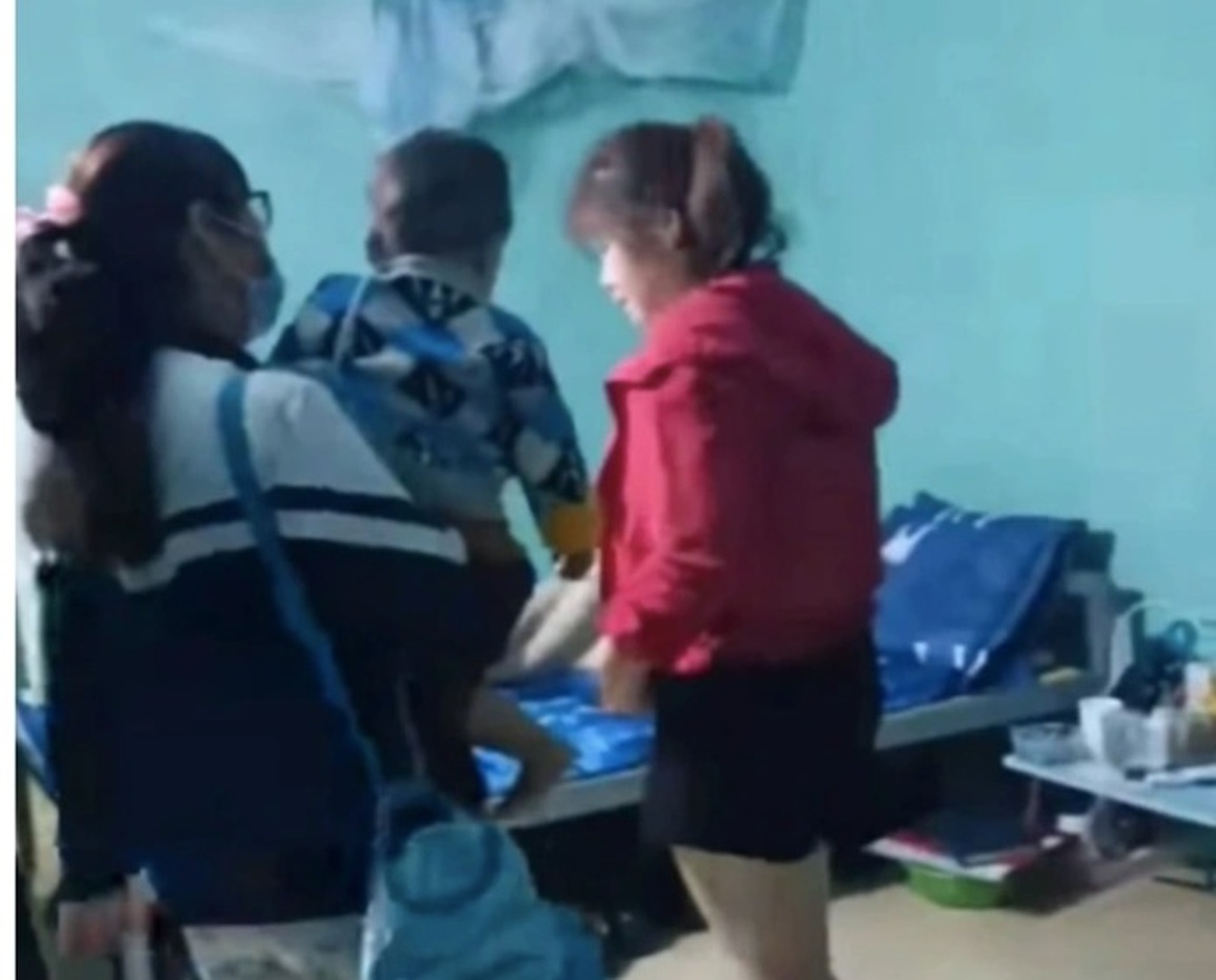 Ôm con nhỏ chặn đầu ô tô của vợ: Khi trẻ thành quân cờ đánh ghen - 3 Ôm con nhỏ chặn đầu ô tô của vợ: Khi trẻ thành quân cờ đánh ghen - 3