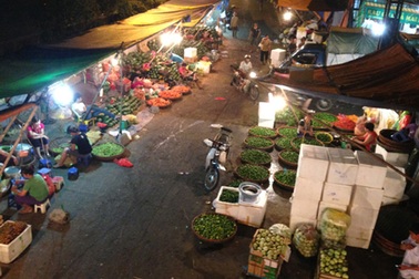 Chợ đêm Long Biên hớp hồn khách Tây