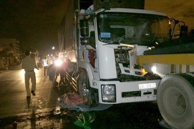 Xe tải chở nước sơn bốc cháy sau khi tông vào chiếc xe hỏng