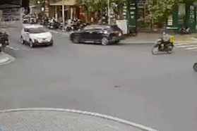 Người giao hàng ở Hà Tĩnh bị taxi hất văng lên không trung rồi tự đứng dậy