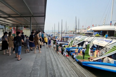 Ngừng cấp phép tàu du lịch tham quan vịnh Hạ Long do thời tiết xấu