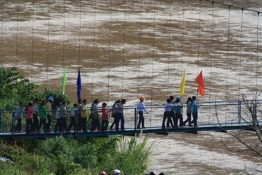 Để dân mình không còn đu dây qua sông